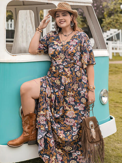 Geblümtes V-Ausschnitt-Kleid mit kurzen Ärmeln und Schlitz