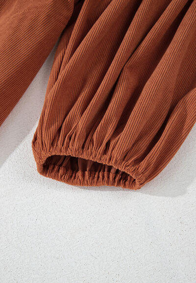 Kord-Kleid mit Viertel-Druckknopfleiste und Dreiviertelärmeln