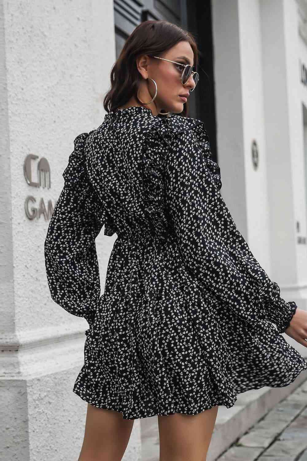 Bedrucktes, gesmoktes Minikleid mit Rüschen und langen Ärmeln