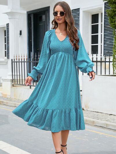 Robe à pois suisses, col en V, smockée, manches lanternes et ourlet volanté