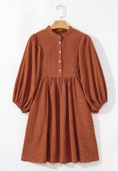 Kord-Kleid mit Viertel-Druckknopfleiste und Dreiviertelärmeln