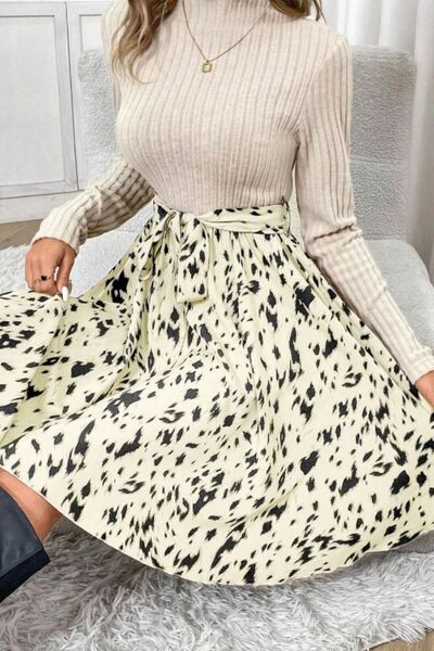 Bedrucktes Kleid mit Stehkragen, langen Ärmeln und Bindegürtel