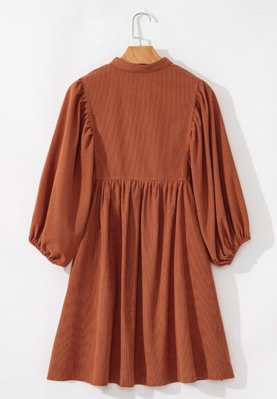 Kord-Kleid mit Viertel-Druckknopfleiste und Dreiviertelärmeln