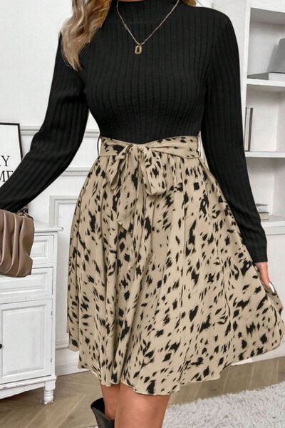 Bedrucktes Kleid mit Stehkragen, langen Ärmeln und Bindegürtel