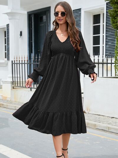 Robe à pois suisses, col en V, smockée, manches lanternes et ourlet volanté