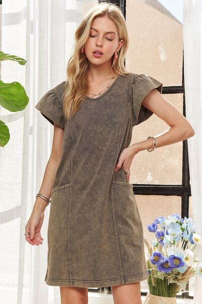 ADORA Mineral Washed V-Ausschnitt Rüschenkleid mit Flügelärmeln