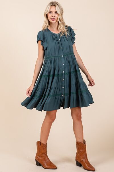 Robe étagée boutonnée à volants et détails en dentelle Mittoshop