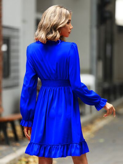 Kleid mit Rüschensaum, V-Ausschnitt und Volantärmeln