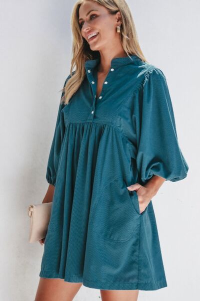 Kord-Kleid mit Viertel-Druckknopfleiste und Dreiviertelärmeln