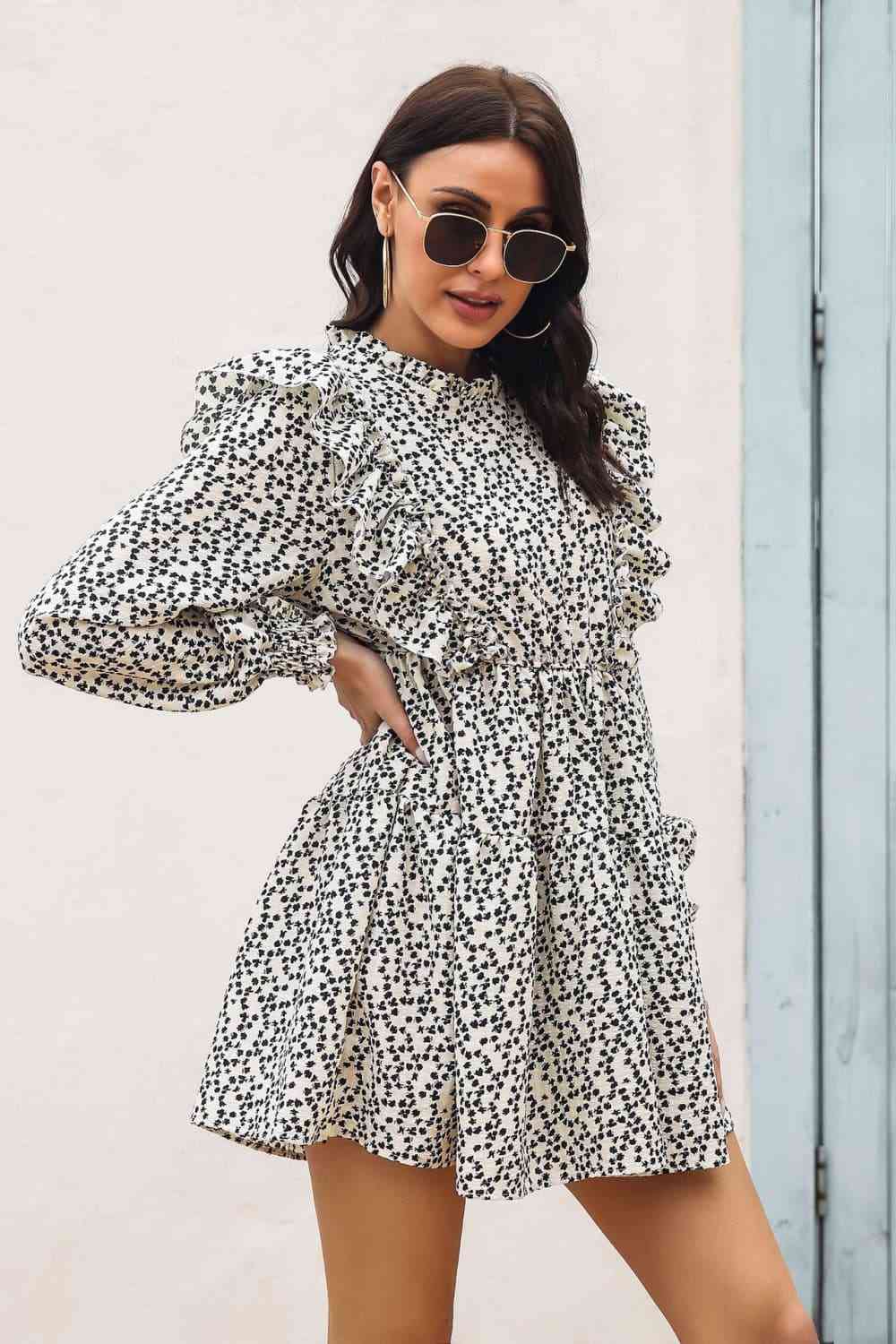 Bedrucktes, gesmoktes Minikleid mit Rüschen und langen Ärmeln