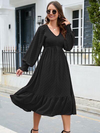 Robe à pois suisses, col en V, smockée, manches lanternes et ourlet volanté