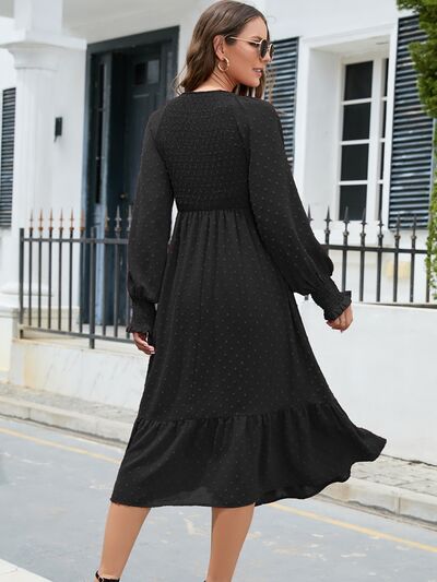 Robe à pois suisses, col en V, smockée, manches lanternes et ourlet volanté