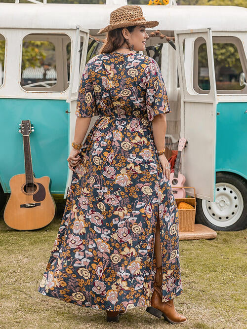 Geblümtes V-Ausschnitt-Kleid mit kurzen Ärmeln und Schlitz