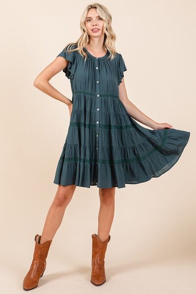 Robe étagée boutonnée à volants et détails en dentelle Mittoshop