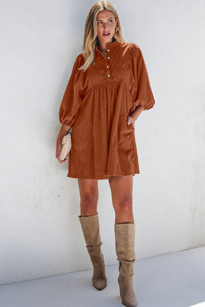 Kord-Kleid mit Viertel-Druckknopfleiste und Dreiviertelärmeln