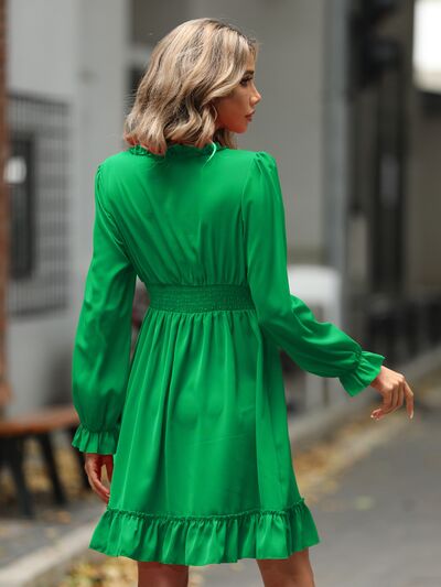 Kleid mit Rüschensaum, V-Ausschnitt und Volantärmeln