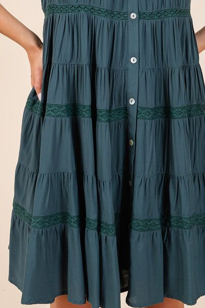 Robe étagée boutonnée à volants et détails en dentelle Mittoshop