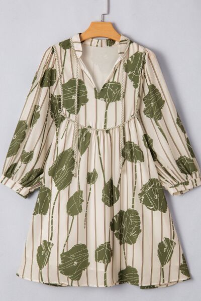 Bedrucktes Minikleid mit Bindekragen und Dreiviertelärmeln