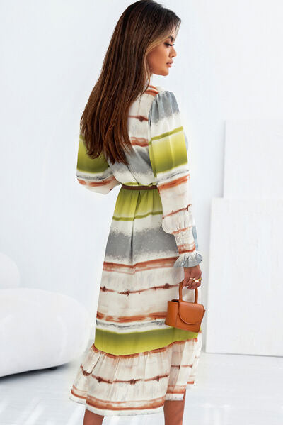 Robe rayée à col boutonné et à manches longues smockées avec ourlet à volants