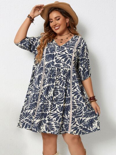 Bedrucktes Plus-Size Mini-Kleid mit V-Ausschnitt und halbem Arm