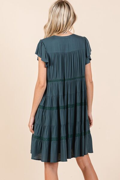 Robe étagée boutonnée à volants et détails en dentelle Mittoshop