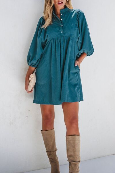 Kord-Kleid mit Viertel-Druckknopfleiste und Dreiviertelärmeln