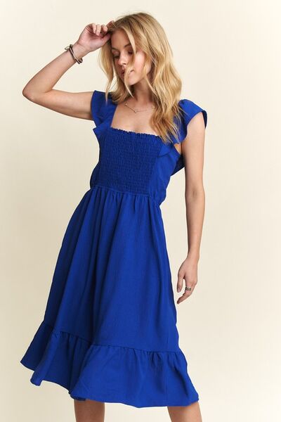 ADORA Smocked-Kleid mit eckigem Ausschnitt, Rüschen und Kappenärmeln
