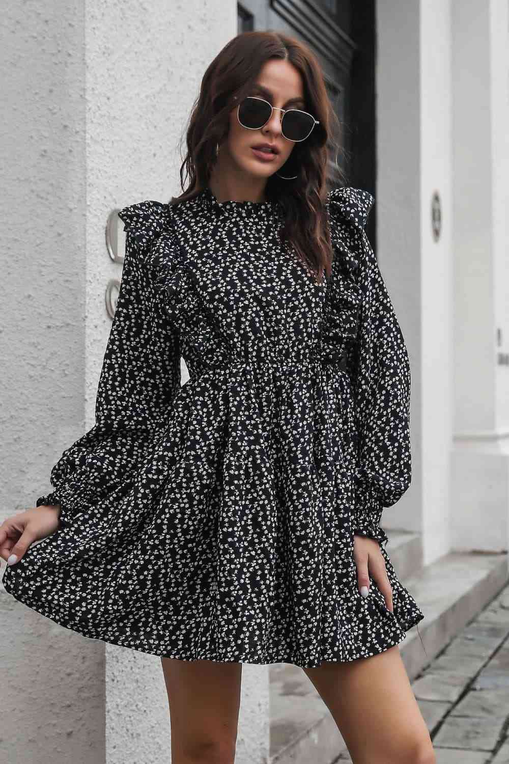 Bedrucktes, gesmoktes Minikleid mit Rüschen und langen Ärmeln