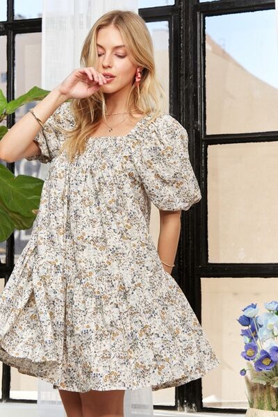 Robe ADORA à encolure carrée et manches bouffantes