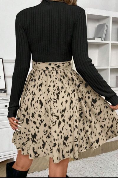 Bedrucktes Kleid mit Stehkragen, langen Ärmeln und Bindegürtel