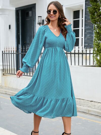 Robe à pois suisses, col en V, smockée, manches lanternes et ourlet volanté