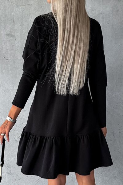 Mini-robe à manches longues, ourlet à volants et encolure crantée