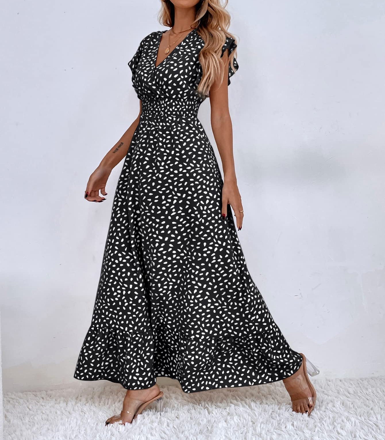 Robe longue à imprimé, volants aux manches et col en V