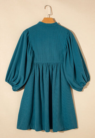 Kord-Kleid mit Viertel-Druckknopfleiste und Dreiviertelärmeln