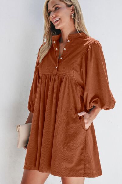 Kord-Kleid mit Viertel-Druckknopfleiste und Dreiviertelärmeln