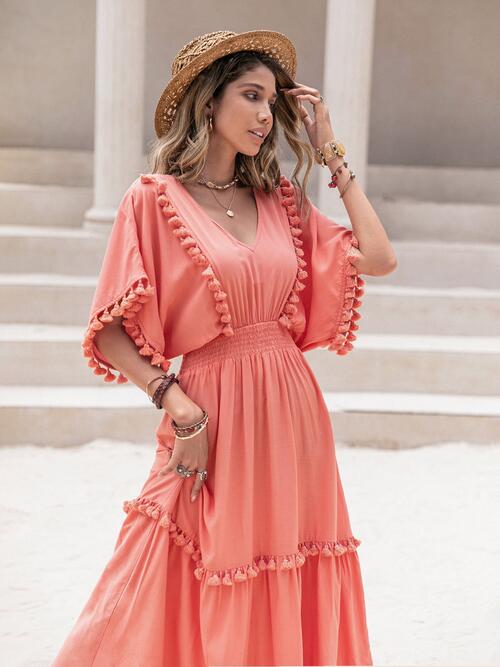 Kleid mit gerafftem V-Ausschnitt, kurzen Ärmeln und Quastenborte
