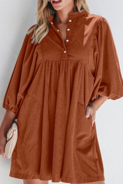 Kord-Kleid mit Viertel-Druckknopfleiste und Dreiviertelärmeln