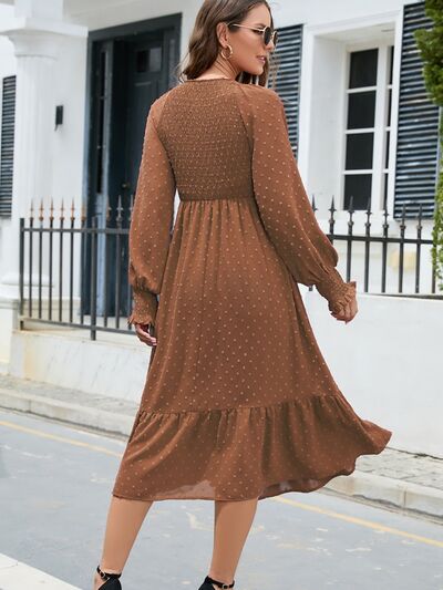 Robe à pois suisses, col en V, smockée, manches lanternes et ourlet volanté