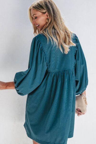 Kord-Kleid mit Viertel-Druckknopfleiste und Dreiviertelärmeln