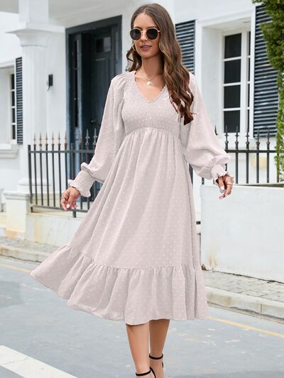 Robe à pois suisses, col en V, smockée, manches lanternes et ourlet volanté
