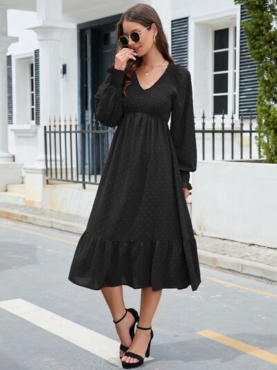 Robe à pois suisses, col en V, smockée, manches lanternes et ourlet volanté