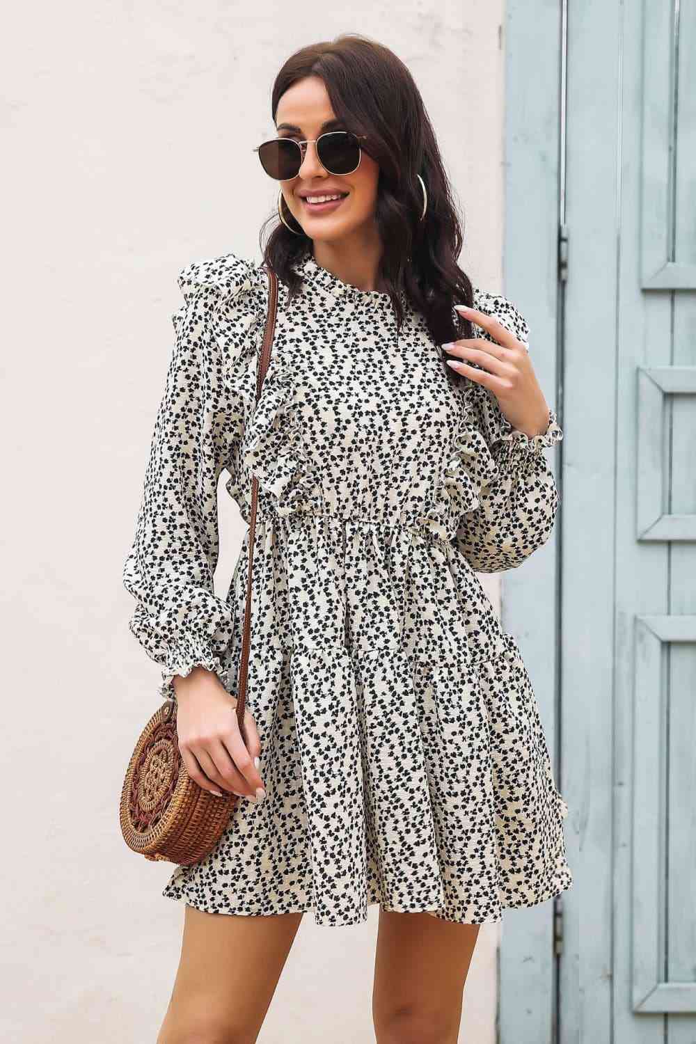 Bedrucktes, gesmoktes Minikleid mit Rüschen und langen Ärmeln