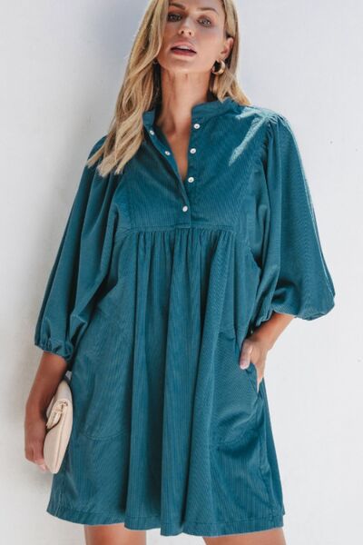 Kord-Kleid mit Viertel-Druckknopfleiste und Dreiviertelärmeln