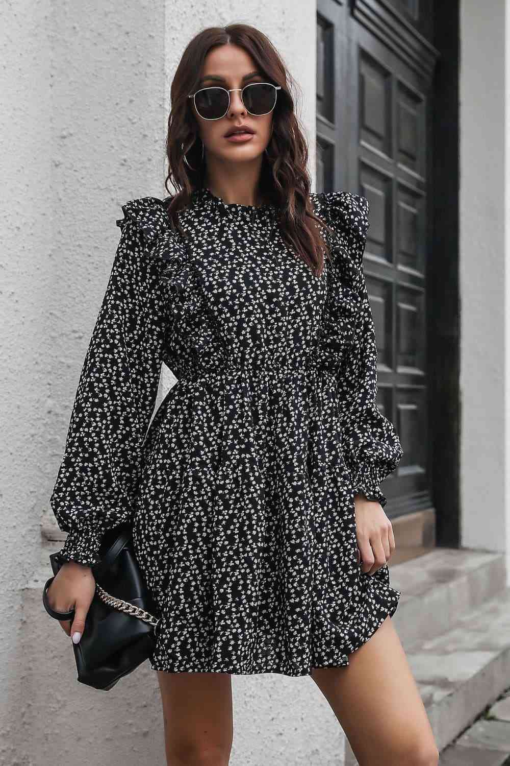 Bedrucktes, gesmoktes Minikleid mit Rüschen und langen Ärmeln