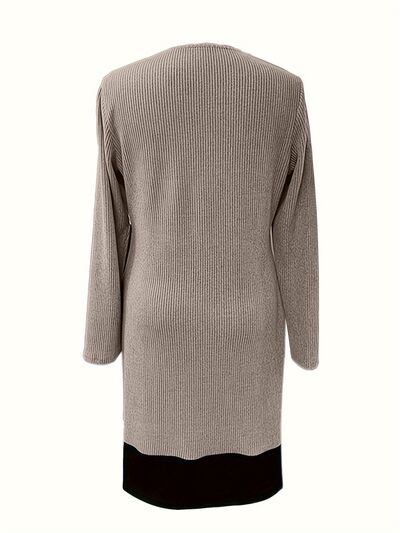 Geripptes Langarmkleid mit Kontrastkragen und Rundhalsausschnitt