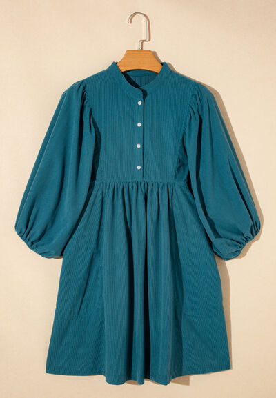 Kord-Kleid mit Viertel-Druckknopfleiste und Dreiviertelärmeln