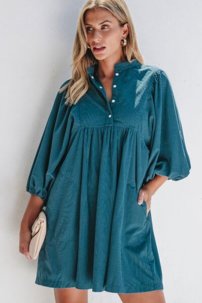 Kord-Kleid mit Viertel-Druckknopfleiste und Dreiviertelärmeln