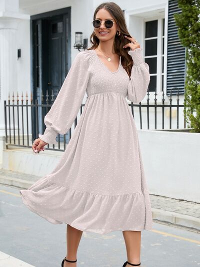 Robe à pois suisses, col en V, smockée, manches lanternes et ourlet volanté