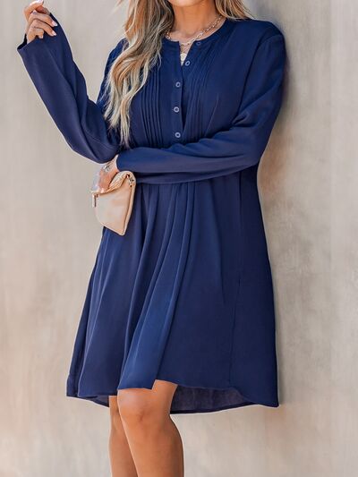 Große Größen Plissiertes Kleid mit halber Knopfleiste und Rundhalsausschnitt