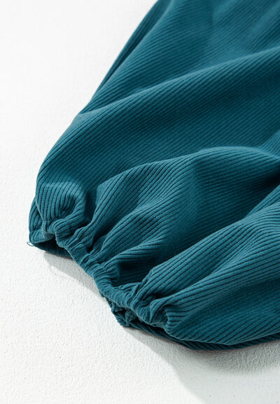 Kord-Kleid mit Viertel-Druckknopfleiste und Dreiviertelärmeln